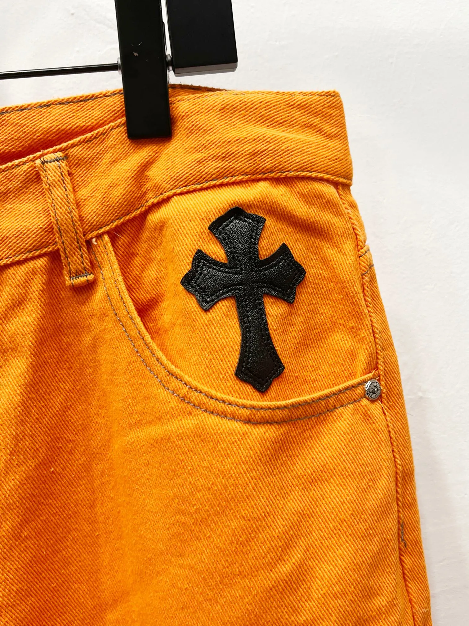 P220 style number: (K560) ChromeHeart & Chrome Heart Same style as Yang and Su Extinct Virgil co-branded flare jeans Original hardware accessories washed and other elevators, QR code analysis are all purchased from the original factory, high degree of restoration, welcome to compare with a certain product ~ Three-dimensional version Loose and comfortable, not picky about the figure Appear tall and slim Large factory Seiko Original factory quality control Same style for men and women Can be matched with couples Versatile recommendation Necessary jeans for all seasons Hipsters have been disappointed From the quality selection of fabrics, the tailoring of details, and the matching of patterns, everything is impeccable! The upper body is so handsome when worn...it can be easily worn by men, women and children! The craftsmanship is made of heavy-duty washed pure cotton denim fabric. After washing, it is soft and thick and looks very stylish when worn. Size: 30-32-34-36 Color: Orange